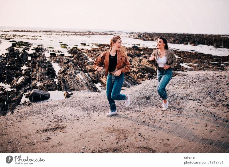 Jugendlichmädchen, die Spaß haben, auf den Strand zu laufen Lifestyle Freude Erholung Freiheit Meer Mensch feminin Junge Frau Jugendliche Schwester Freundschaft
