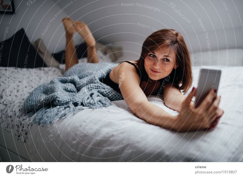 Junger Weiblicher Erwachsener Der Zu Hause Auf Das Bett Nimmt Selfie