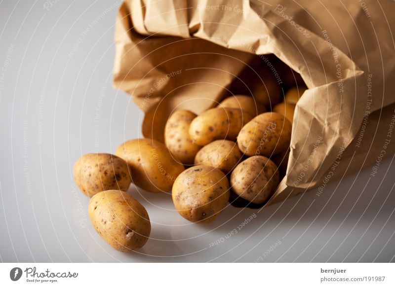 Nachtschattengewächsfrucht Kartoffeln Gemüse Tüte Lebensmittel Zutaten Knolle offen gold braun Vegetarische Ernährung roh Papier rund Essen zubereiten