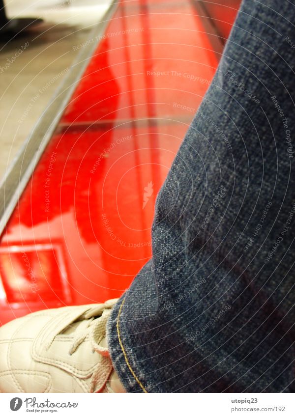 Svergie shopping spree Hosenbeine Schuhe Leder rot Reflexion & Spiegelung Stockholm Jeanshose Mensch modern Makroaufnahme Nahaufnahme sitzen Statue Glas