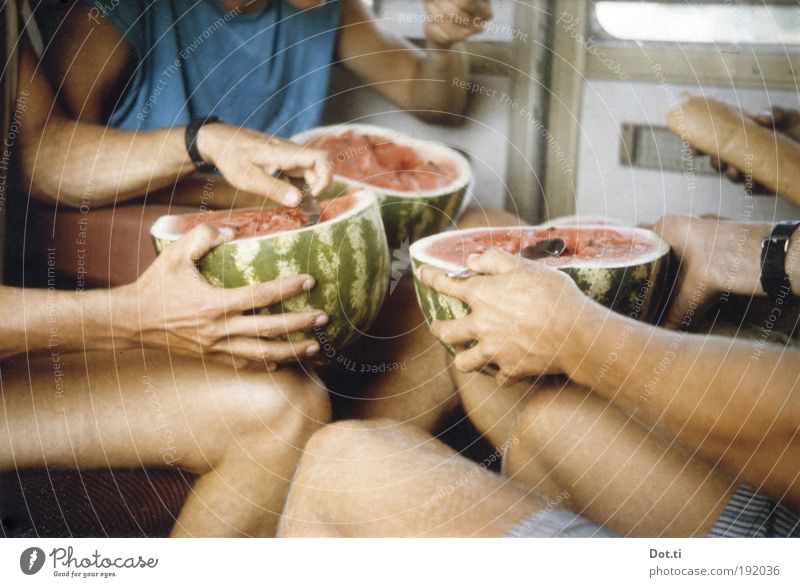 Melone essen im Zug Ernährung Essen sparen Ferien & Urlaub & Reisen Tourismus Ferne Freiheit Sommerurlaub Mensch maskulin Junger Mann Jugendliche Freundschaft