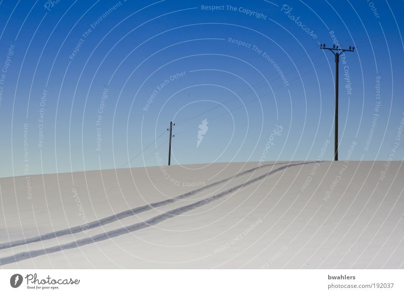 blau - weiß Winter Schnee Energiewirtschaft Natur Landschaft Himmel Wolkenloser Himmel Horizont Sonnenlicht Schönes Wetter Feld Hügel Wege & Pfade Farbfoto