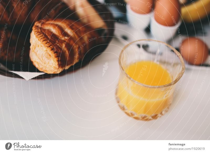 petit déj I Lebensmittel Orange Teigwaren Backwaren Croissant Ernährung Frühstück Getränk trinken Erfrischungsgetränk Saft lecker Frankreich Apfeltasche Glas Ei