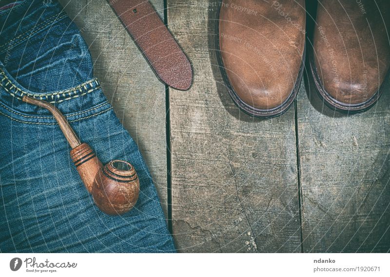 Blaue Jeans, Stiefel mit Holzpfeife Bekleidung Arbeitsbekleidung Jeanshose Leder Gürtel Schuhe alt modern retro blau braun Mode Rauchpfeife Gurt Leerraum