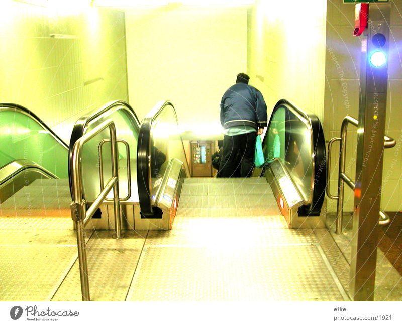 freie fahrt Rolltreppe Mann Licht Verkehr Mensch Kontrast Beleuchtung Treppe