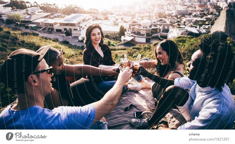 Ethnische Gruppe Mutli, die Bier auf einem Felsen röstet und trinkt Getränk trinken Alkohol Lifestyle Freude Sommer Berge u. Gebirge Feste & Feiern Geburtstag