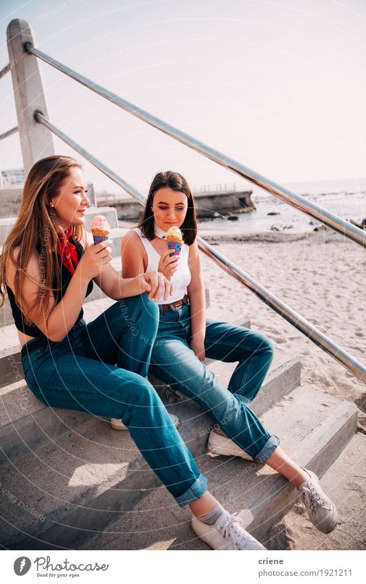 Kaukasische Jugendlichmädchen, die Eiscreme auf dem beac genießen Speiseeis Essen Lifestyle Freude Freizeit & Hobby Ferien & Urlaub & Reisen Sommer Strand Meer