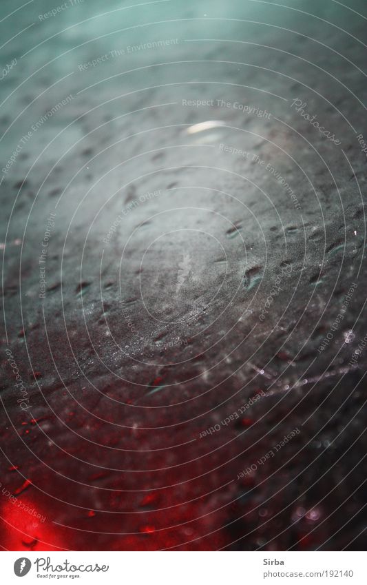 Im Regen gefangen Ausflug Wassertropfen Autofahren Glas Denken glänzend leuchten nass blau grau rot schwarz kalt Klima Nostalgie ruhig Farbfoto Experiment