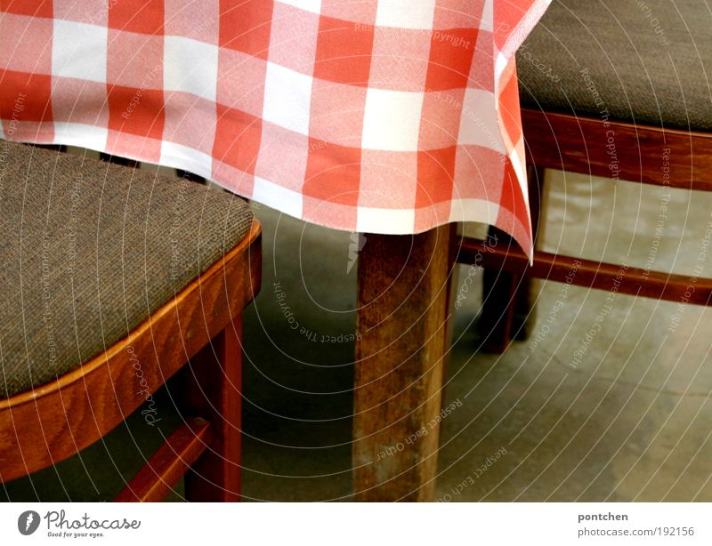 Zwei Stühle stehen an einem Tisch mit rot-weißer Tischdecke. Besuch in einem Café oder Restaurant. Möbel Erholung Ferien & Urlaub & Reisen Tourismus Ausflug