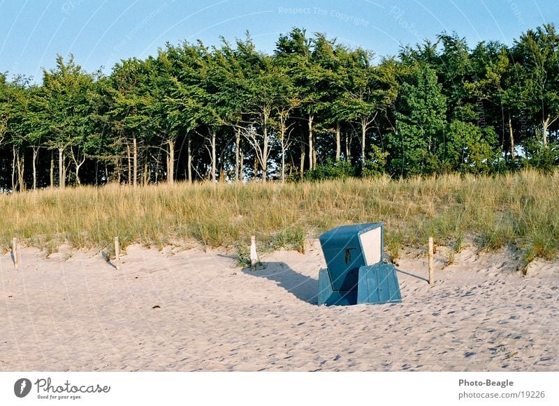 Der letzte seiner Art Strand Strandkorb Europa DDR DDR-Strandkorb Ostsee Zingst 5. Juni 2004 sea seaside ocean wave waves beach chair beach chairs holiday