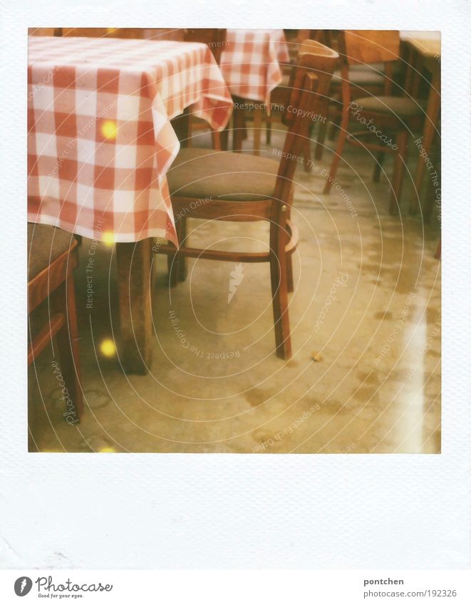Polaroid zeigt Tische und Stühle in einem restaurant. Gastraum. Rot-weiß karierte Tischdecke. Ferien & Urlaub & Reisen Tourismus Ausflug einrichten