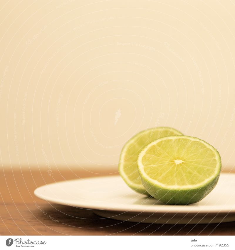 Limette, Limone oder Limonelle Lebensmittel Frucht Ernährung Bioprodukte Vegetarische Ernährung Teller Gesundheit gelb grün sauer vitaminreich Saft Tisch Holz