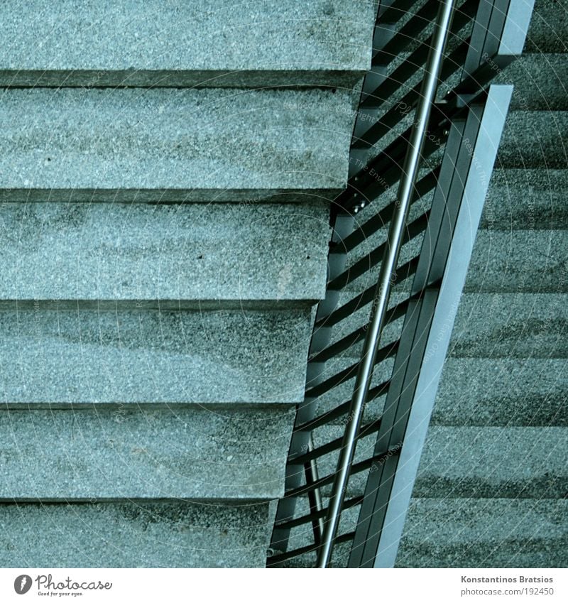 =/= Treppe Geländer einfach fest unten Bewegung Perspektive Ziel hart Beton Metall aufwärts abwärts gehen laufen Wege & Pfade festhalten gerade Linie Ecke