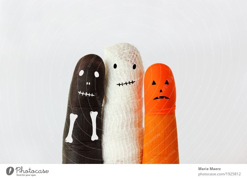 Drei witzige Halloween Figuren auf Finger aufgemalt Freude Mensch 3 lachen Fröhlichkeit gruselig Angst skurril erschrecken verkleiden Karnevalskostüm Kostüm