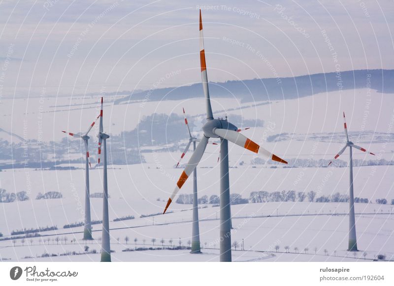 Rotweiß Energiewirtschaft Erneuerbare Energie Windkraftanlage Landschaft Wolken Winter Klimawandel Schnee Feld Hügel Bewegung drehen elegant groß hoch modern