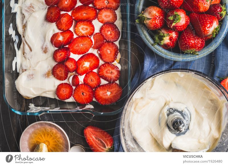 Schüsseln mit mit geschnittenen Beeren und Sahne Lebensmittel Frucht Kuchen Dessert Ernährung Stil Design Häusliches Leben Tisch Küche strawberry Erdbeeren
