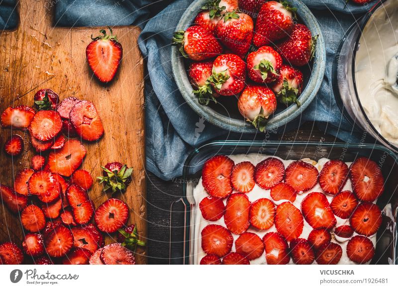 Erdbeer-Kuchen mit geschnittenen Beeren und Sahne Lebensmittel Frucht Dessert Ernährung Bioprodukte Geschirr Schalen & Schüsseln Stil Design Gesundheit