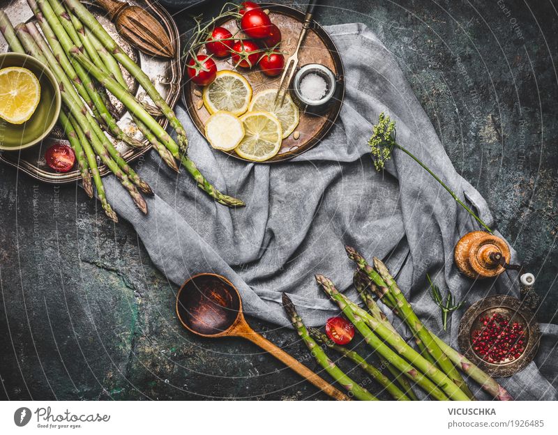 Spargel mit Holzlöffel und Kochzutaten Lebensmittel Gemüse Salat Salatbeilage Kräuter & Gewürze Öl Ernährung Mittagessen Abendessen Bioprodukte
