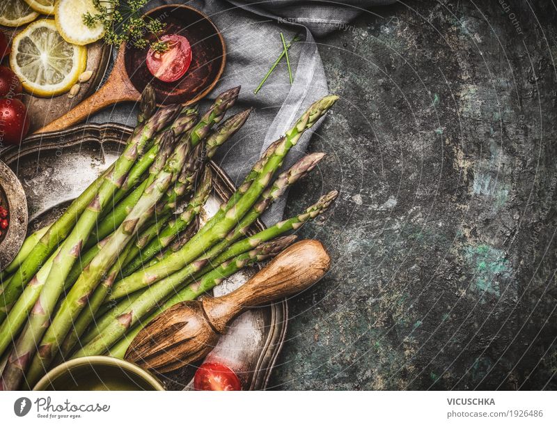 Grüne Spargel auf dem Küchentisch Stil Design Gesundheit Gesunde Ernährung Leben Tisch Kochlöffel Vegane Ernährung Essen zubereiten Zitrone Foodfotografie
