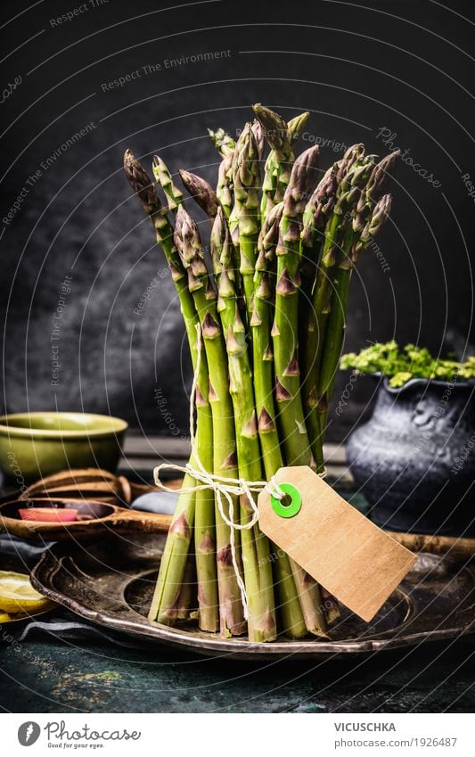 Spargelbund auf dem Küchentisch Lebensmittel Gemüse Ernährung Bioprodukte Diät Stil Design Gesunde Ernährung Häusliches Leben Tisch Restaurant Bündel Etikett