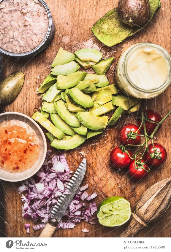 Geschnittene Avocado mit Messer und Kochzutaten Lebensmittel Gemüse Salat Salatbeilage Kräuter & Gewürze Öl Ernährung Mittagessen Büffet Brunch Bioprodukte