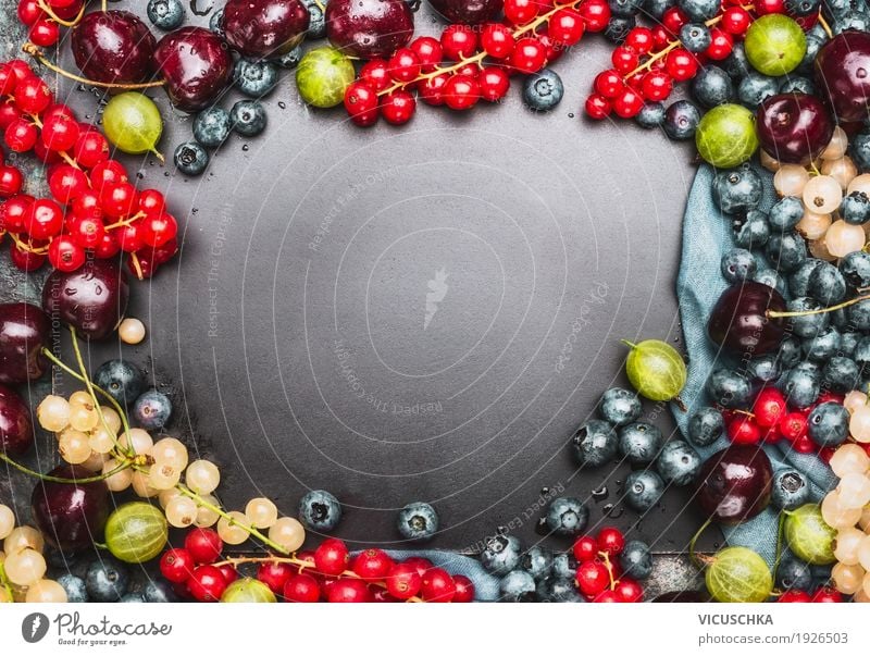 Hintergrund mit verschiedenen Sommer Beeren Frucht Ernährung Bioprodukte Vegetarische Ernährung Diät Saft Stil Design Gesundheit Gesunde Ernährung Leben Tisch
