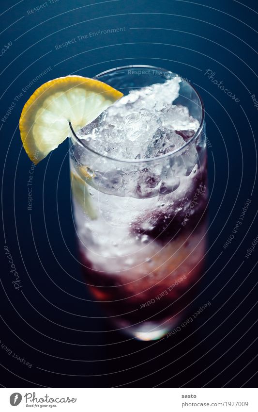 Himbeer-Tonic Getränk Erfrischungsgetränk Limonade Longdrink Cocktail Glas authentisch trendy kalt lecker sauer süß Freude Fröhlichkeit Zitrone Himbeeren
