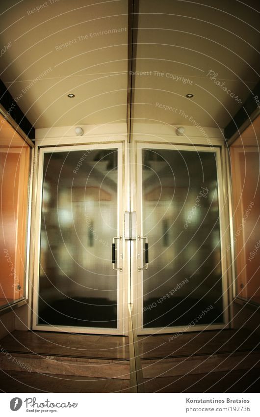 BB 04.09 ~ | ~ 2 Türen, 1 Eingang Haus Gebäude Hauseingang Schaufenster Spiegel alt einfach Sauberkeit Vergangenheit Häusliches Leben Griff Lichtkegel Marmor