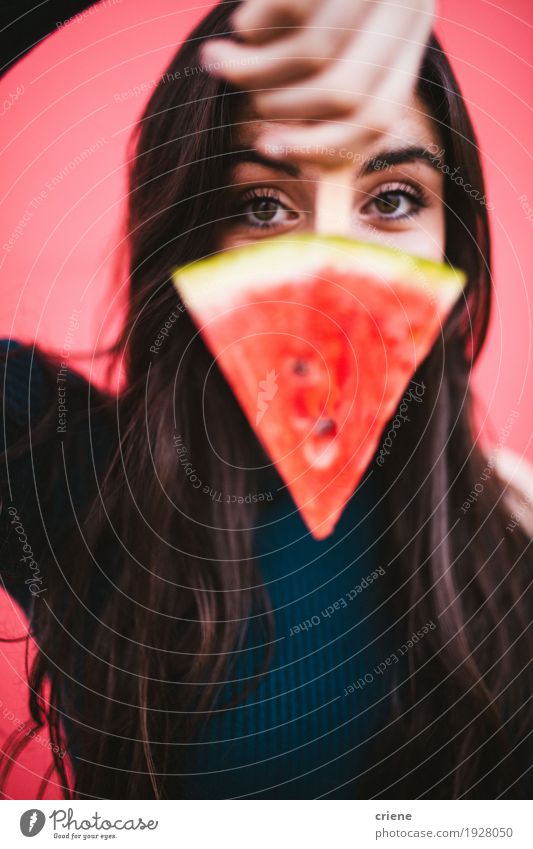 Junge weibliche Frauen mit Scheibe der Wassermelone auf einem Popsicle Lebensmittel Frucht Essen Lifestyle Freude Gesicht feminin Junge Frau Jugendliche