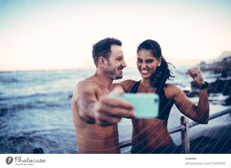 junge Sportler paar unter Selfie mit Smartphone Lifestyle Freude Strand Meer Wellen Telefon PDA Fotokamera Junge Frau Jugendliche Junger Mann Paar Fitness