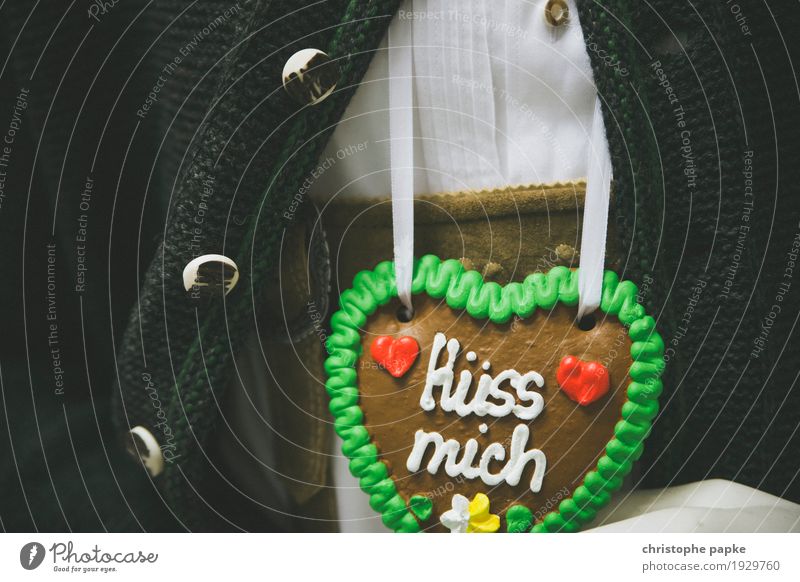 Lebkuchenherz mit Aufschrift "Küss mich" an bayrischer Tracht Herz Oktoberfest Veranstaltung Verliebtheit Valentinstag Jahrmarkt Feste & Feiern Romantik