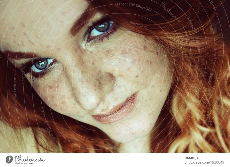 Frau mit Sommersprossen Mensch feminin Junge Frau Jugendliche Erwachsene Leben Haare & Frisuren Gesicht 1 18-30 Jahre 30-45 Jahre rothaarig langhaarig Locken