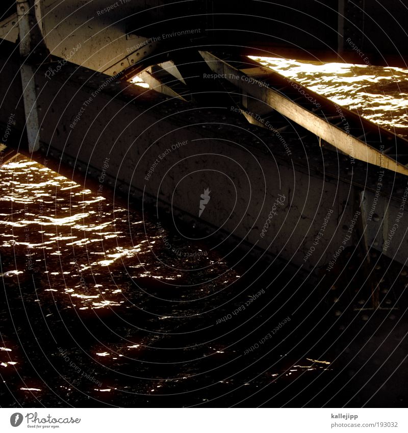 goldrausch Wellen Küste Seeufer Flussufer Nordsee Ostsee Meer Teich Brücke Wasser Brückenpfeiler Stahlträger Niete Farbfoto Gedeckte Farben Außenaufnahme Licht