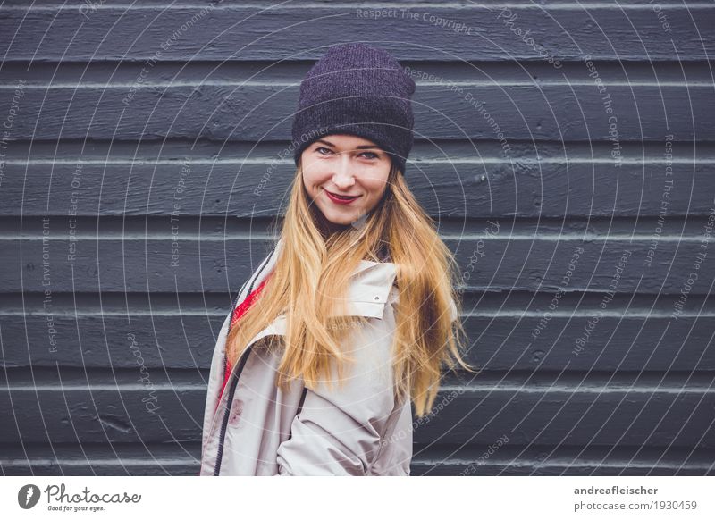 Junge Frau am Holzzaun feminin Jugendliche Leben 1 Mensch 18-30 Jahre Erwachsene Pullover Jacke Mantel Mütze blond langhaarig Bewegung drehen Lächeln Liebe