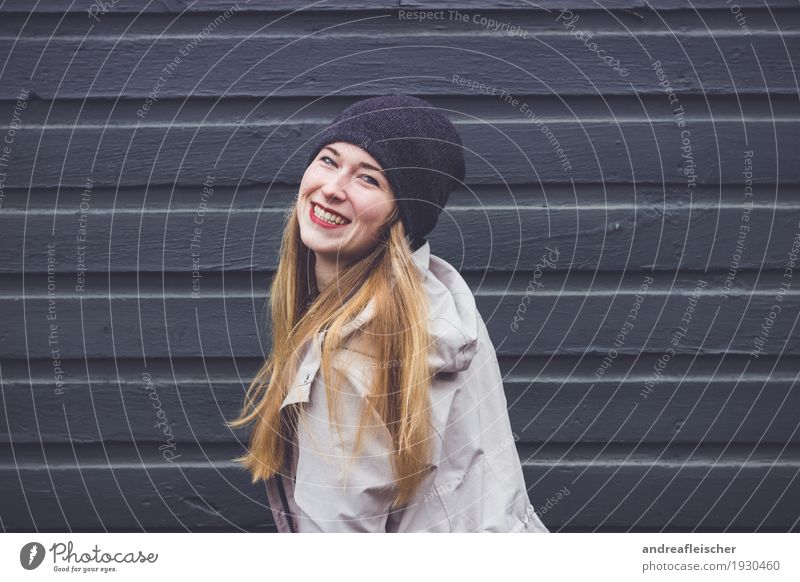 Junge Frau freut sich feminin Jugendliche Leben 1 Mensch 18-30 Jahre Erwachsene Jacke Mantel Mütze blond langhaarig Bewegung drehen lachen Liebe leuchten