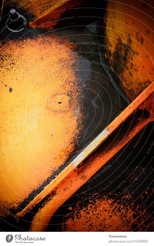 Heavy Metal (2/2). Dänemark Metall Stahl ästhetisch dunkel orange schwarz Schweißnaht Ecke Linie Farbstoff hart eckig Molenfeuer Farbfoto Außenaufnahme