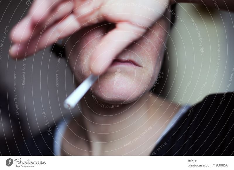 Resignation | Sucht Frau Erwachsene Leben Gesicht Mund Hand 1 Mensch 30-45 Jahre 45-60 Jahre Zigarette Rauchen trist Gefühle Stimmung Traurigkeit Schmerz Scham