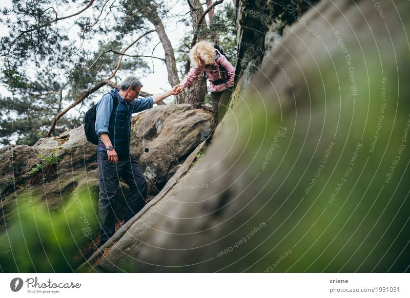 Geeignete kaukasische ältere Paare, die auf Felsen im Wald wandern Freude Erholung Freizeit & Hobby Abenteuer Berge u. Gebirge Sport Mensch Weiblicher Senior