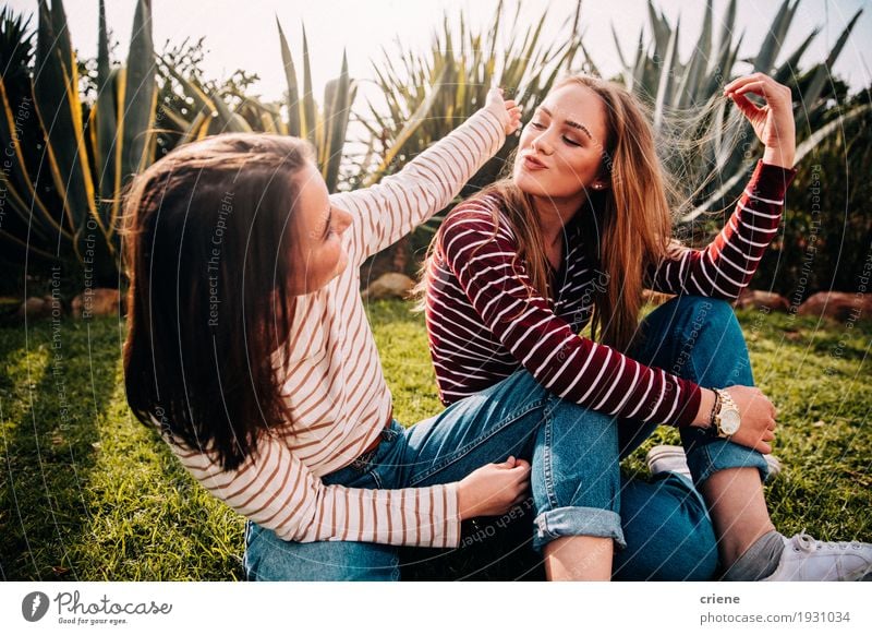 Junge glückliche Jugendlichfreunde, die den Spaß miteinander plaudern lassen Lifestyle Freude Glück Mensch feminin Mädchen Junge Frau Jugendliche Erwachsene