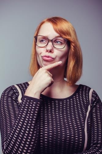 Nachdenklich. Lifestyle Medienbranche Werbebranche feminin Junge Frau Jugendliche Erwachsene Brille rothaarig Denken Erfolg frech nerdig selbstbewußt Coolness