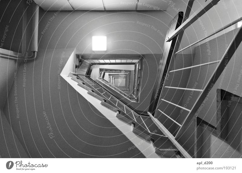 Showtreppe Menschenleer Haus Hochhaus Architektur Mauer Wand Treppe liegen ästhetisch außergewöhnlich bedrohlich schwarz weiß Optimismus Erfolg Zufriedenheit