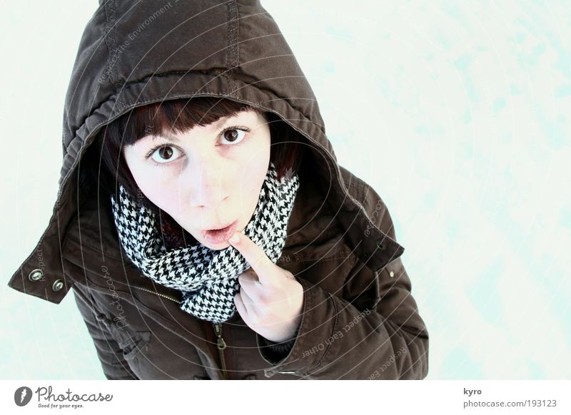 Öhm Freude Winter Schnee Gesicht Finger 18-30 Jahre Jugendliche Erwachsene Jacke Schal Kaputze Blick außergewöhnlich hell lustig verrückt braun Vorfreude