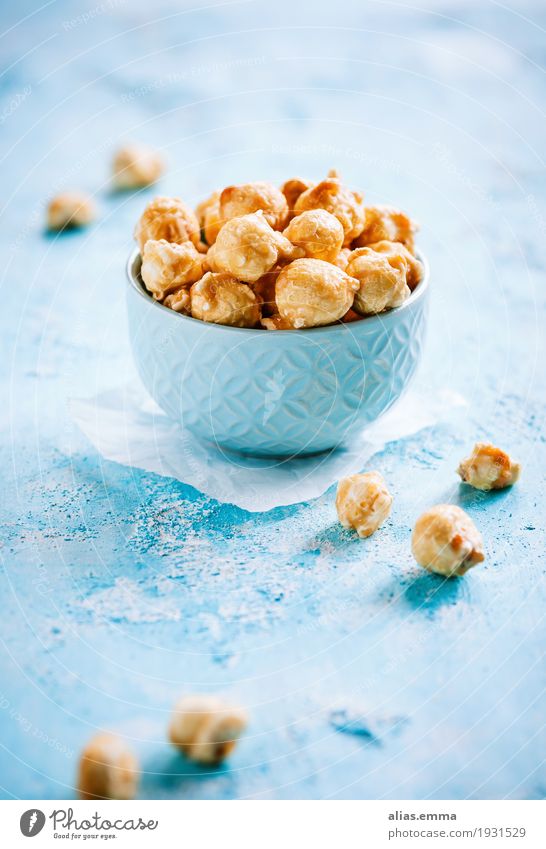 Salted caramel popcorn Popkorn Karamell Salz salzig Süßwaren Mais Knabbereien knusprig Gesunde Ernährung Speise Essen Foodfotografie Zucker blau gelb süß