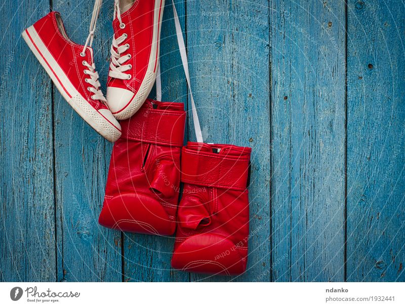 Rote Schuhe und rote Boxhandschuhe, die an einem Seil hängen Stil Design Sport Fitness Sport-Training Sportveranstaltung Erfolg Mode Bekleidung Leder Ring