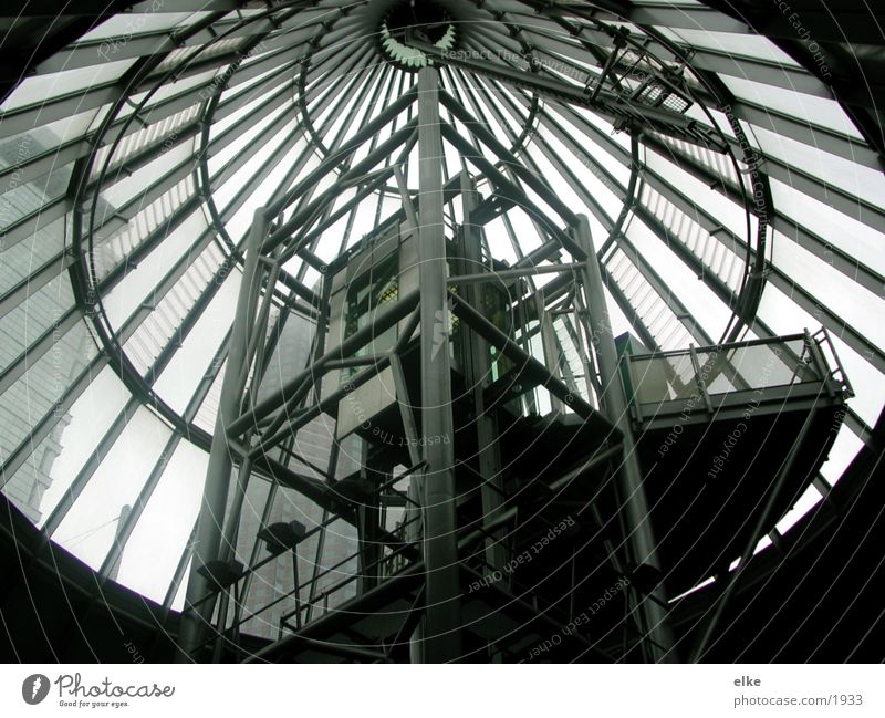 konstrukt Stahl Licht Fahrstuhl Architektur Treppe Stahlträger Glas kegelförmig