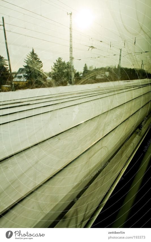 Bahn Berlin Schnee Winter Eisenbahn Gleise Ferien & Urlaub & Reisen Reisefotografie unterwegs S-Bahn Fenster Geschwindigkeit Sonne Himmel Wolkendecke Hochnebel