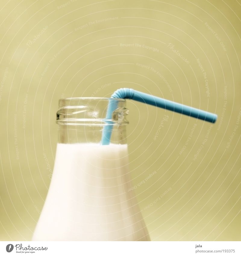 milch Lebensmittel Milcherzeugnisse Ernährung Bioprodukte Getränk Flasche Verpackung Glas Flüssigkeit Gesundheit gut lecker grün weiß Trinkhalm Röhren