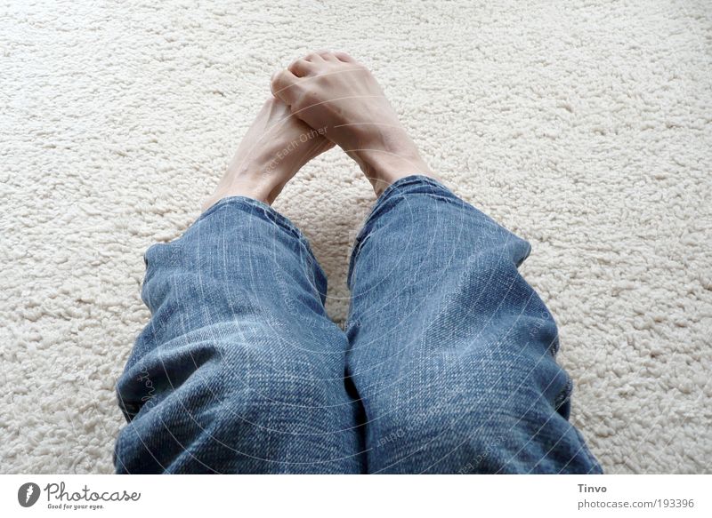 mit Socken wär das nicht passiert Beine Fuß blau Jeanshose jeansblau Stoff Teppich Auslegware Berber Berberteppich verkrampft gekrümmt Barfuß aufeinander