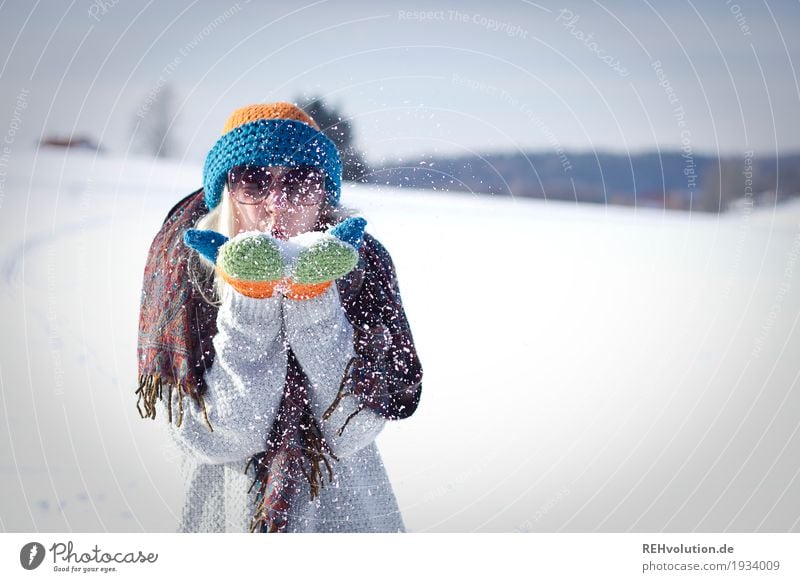 Jule | Winterspaß Mensch feminin Junge Frau Jugendliche 1 18-30 Jahre Erwachsene Umwelt Natur Landschaft Schönes Wetter Eis Frost Schnee Sonnenbrille Schal