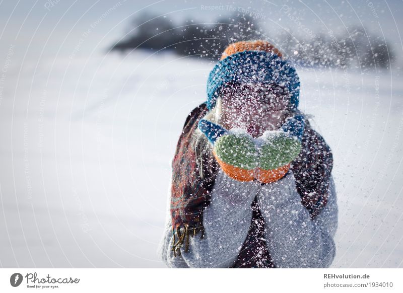 Jule | pustet Schnee Mensch feminin Junge Frau Jugendliche Erwachsene 1 18-30 Jahre Umwelt Natur Winter Wetter Schönes Wetter Sonnenbrille Schal Handschuhe